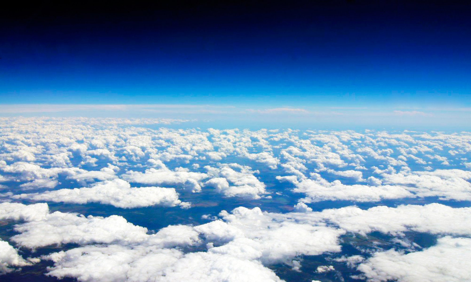 nubes cielo azul venitomusic altitud de vuelo del avión