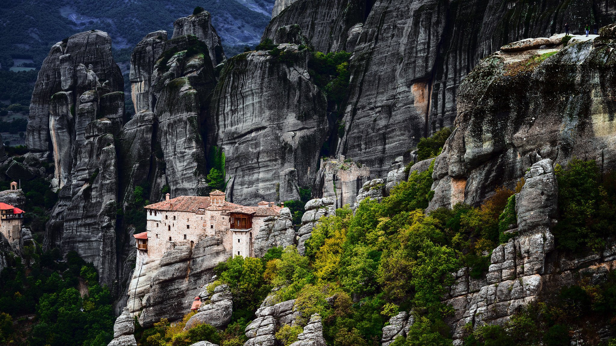 griechenland meteore berge felsen bäume haus