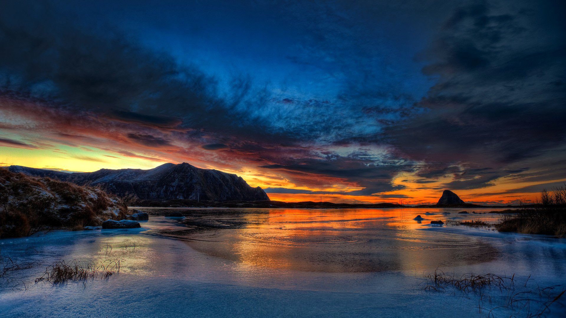 ciel nuages coucher de soleil lueur montagnes lac roche hiver glace