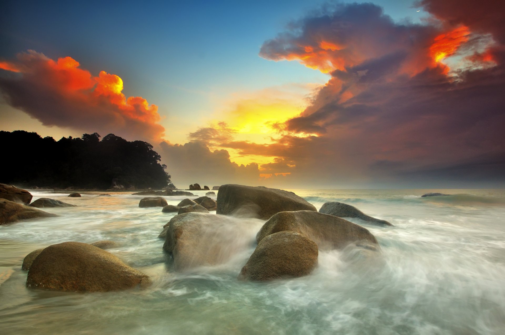 mer vagues pierres blocs ruisseaux nuages nuages coucher de soleil