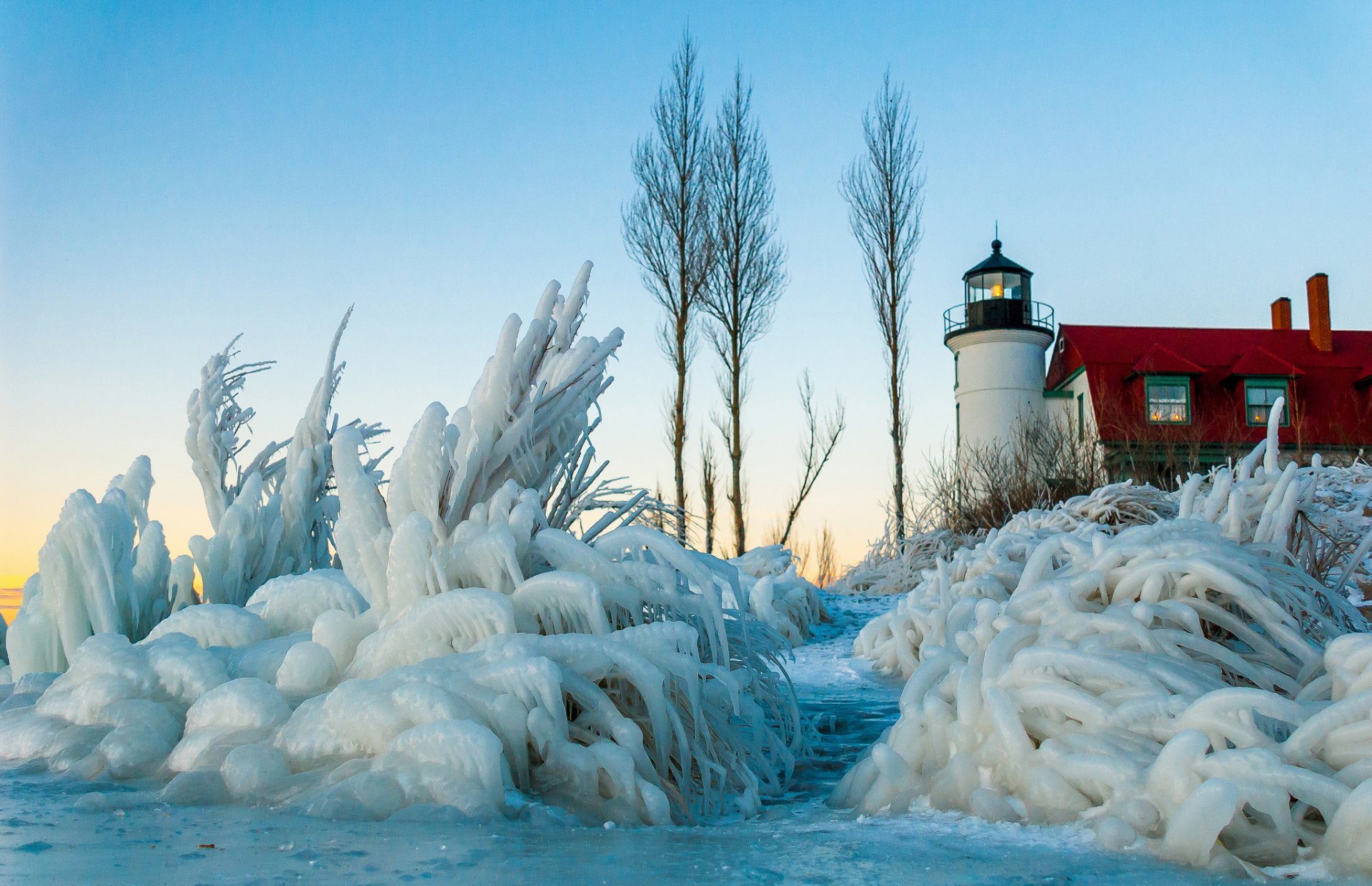 cielo invierno arbustos hielo nieve faro casa