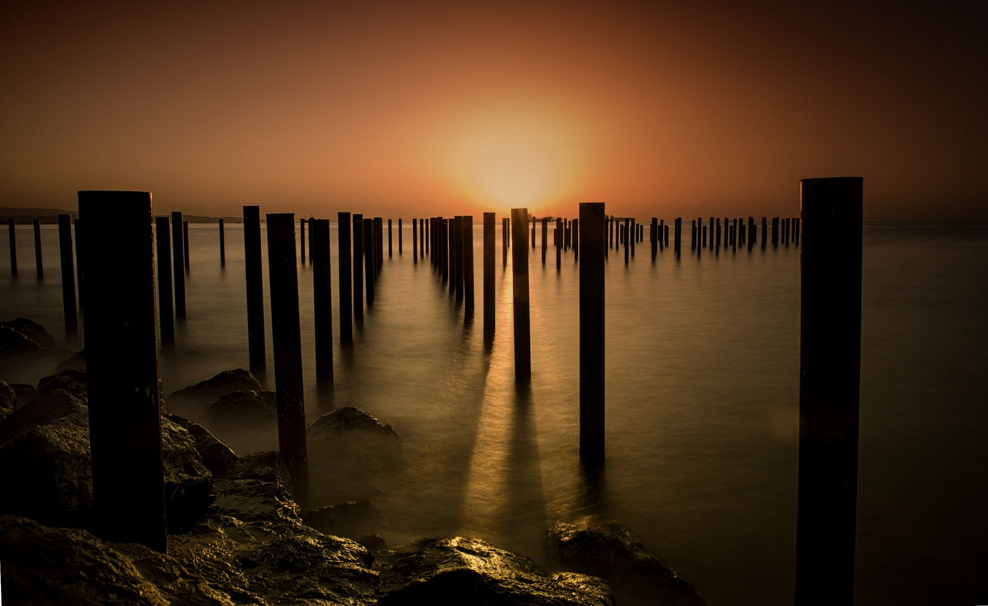 mare riva pilastri tramonto