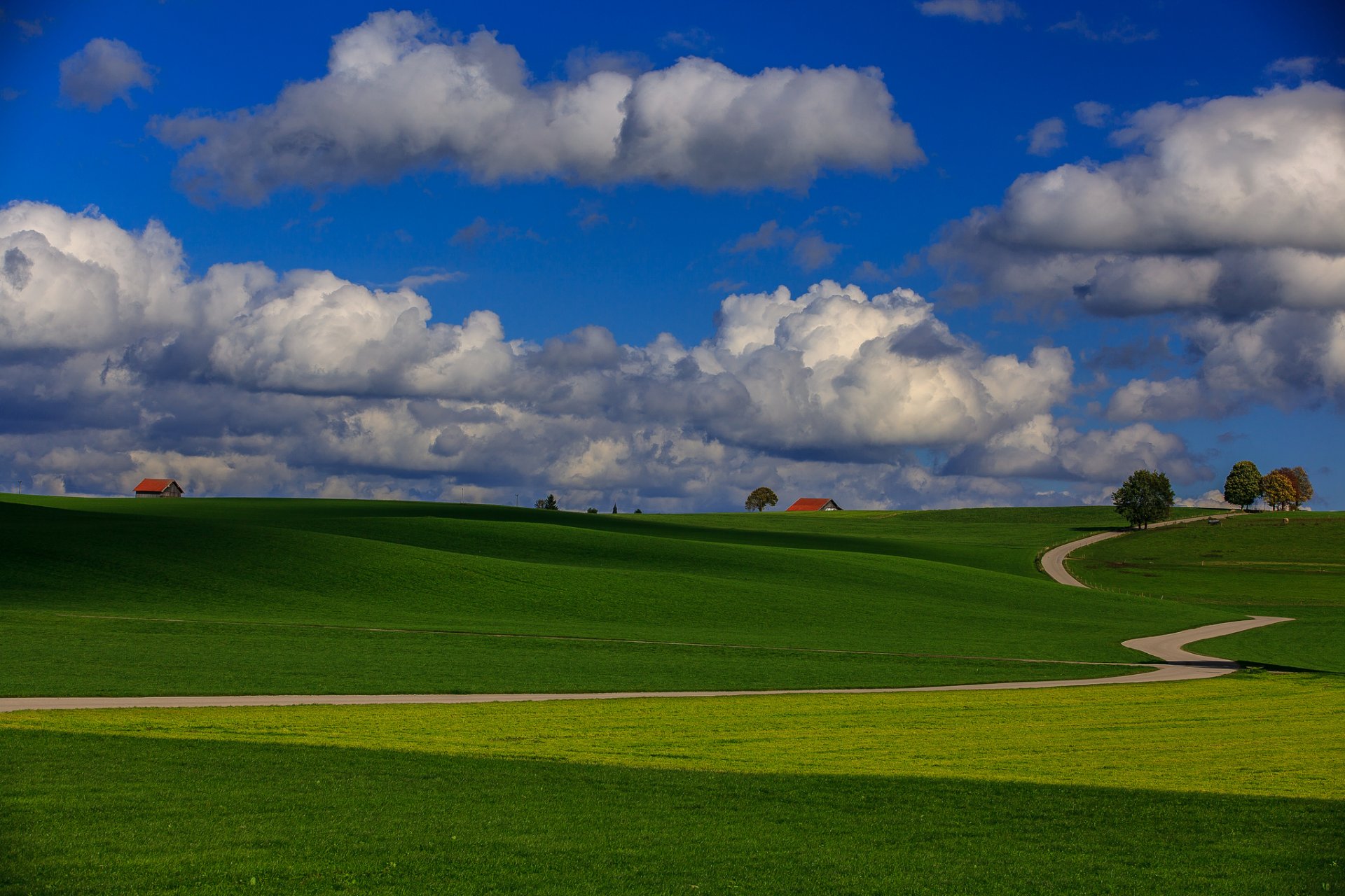 cielo nubes colinas campo hierba camino árboles casas