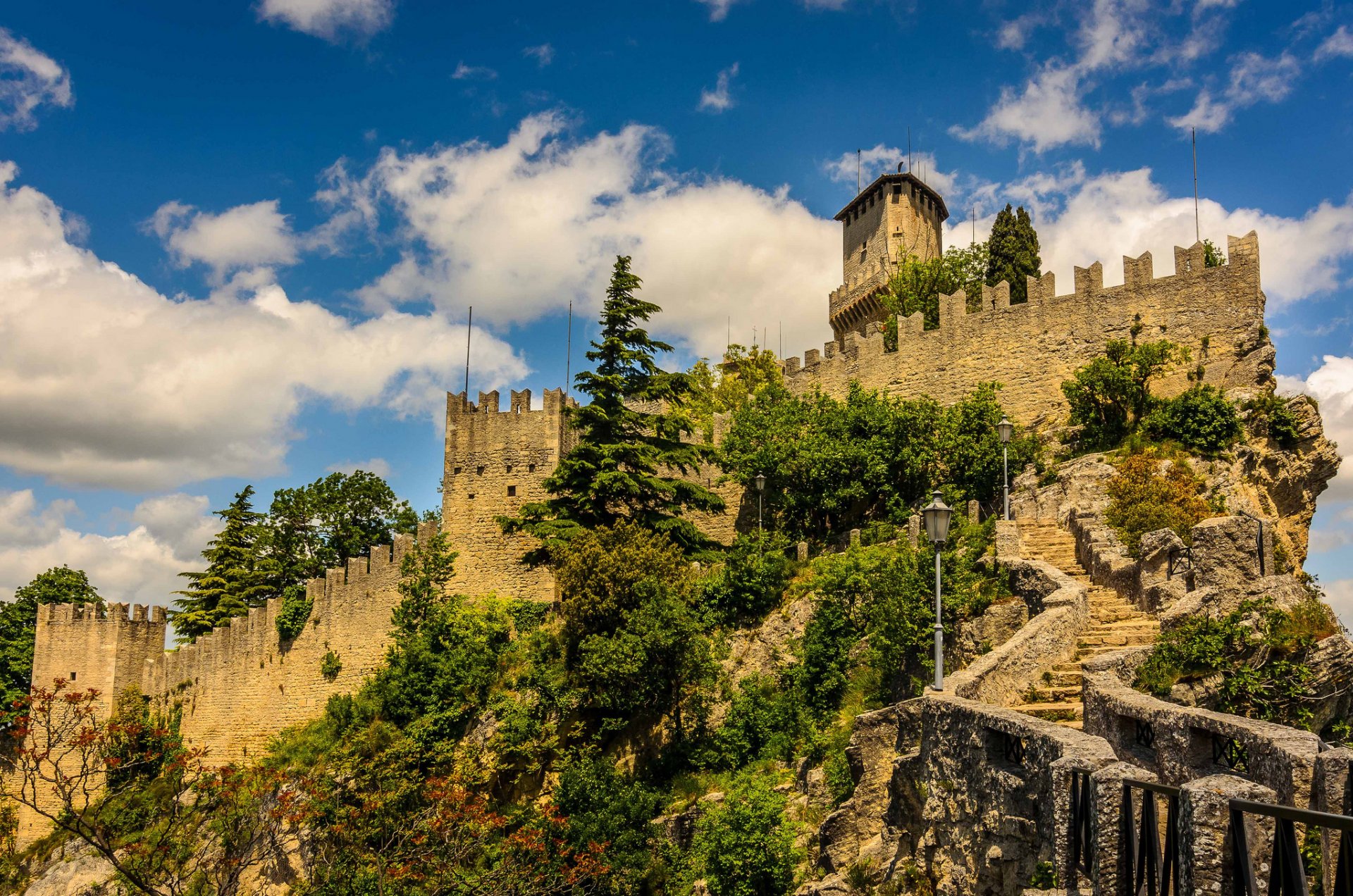 san marino cielo fortaleza torre árboles enclave nubes