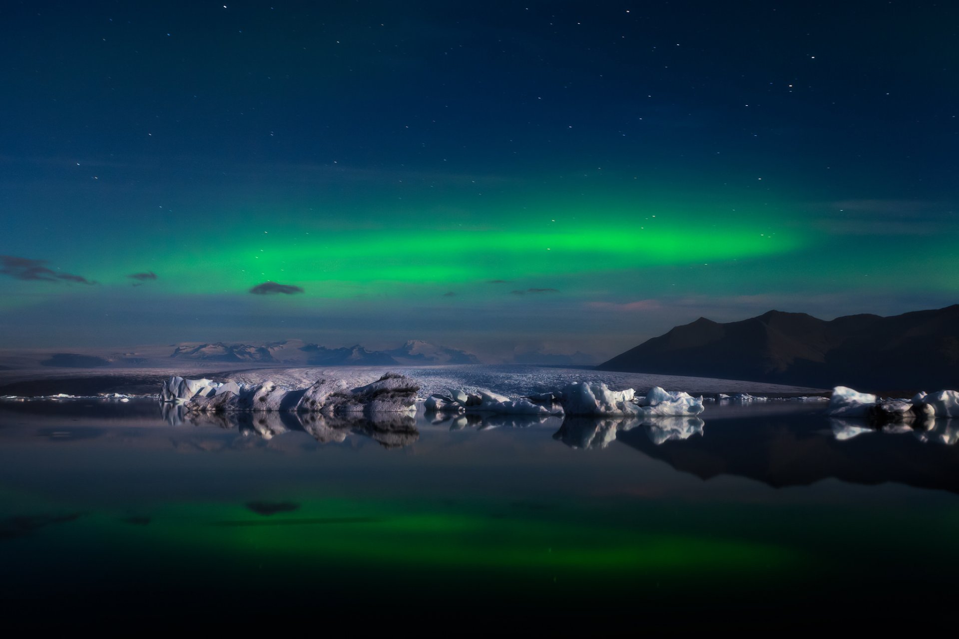 islandia lodowcowa laguna jökülsaurloun zorza polarna