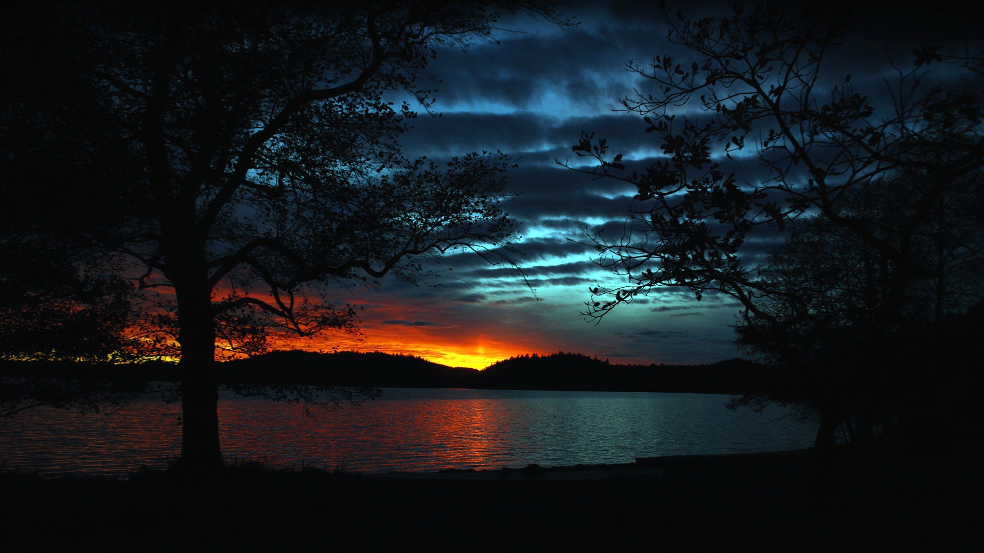 ciel nuages coucher de soleil lueur collines lac arbres