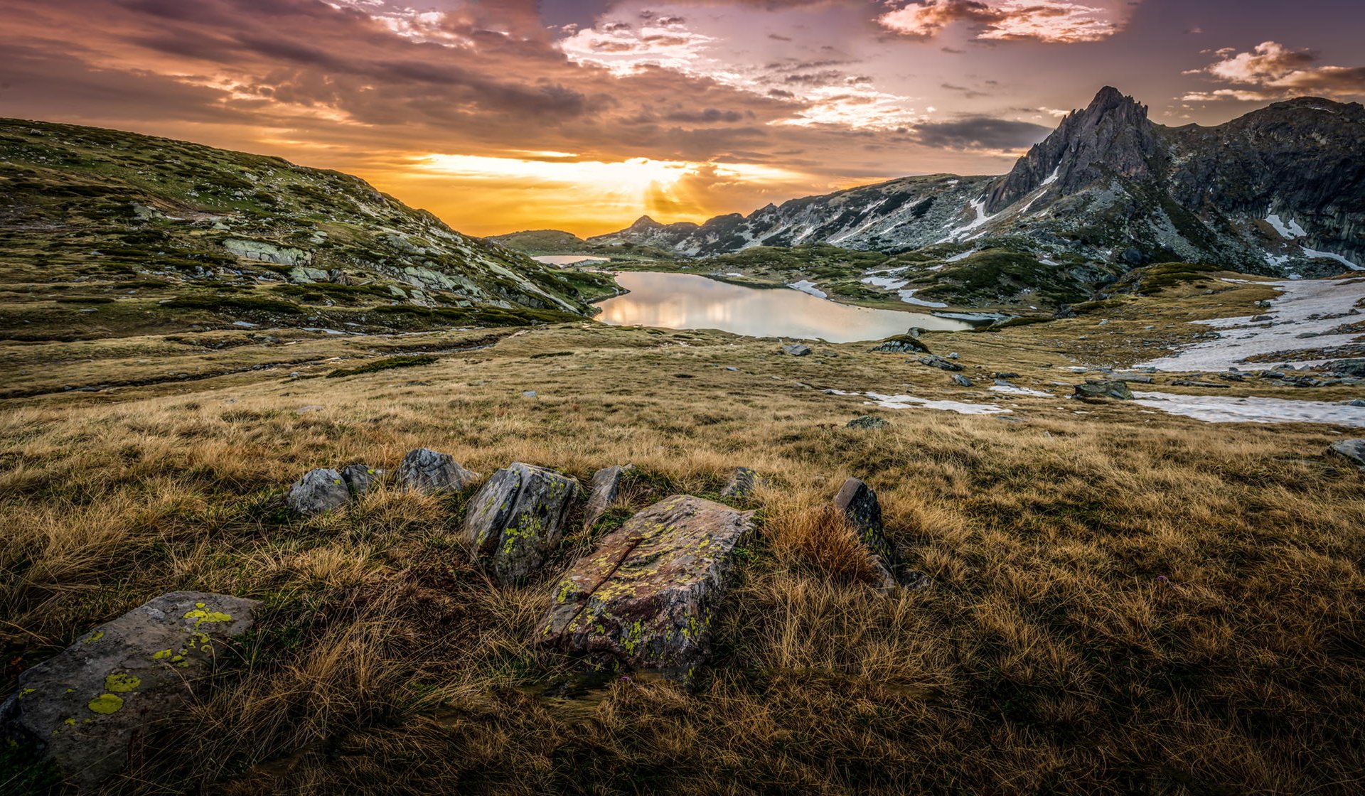 bulgarie montagnes pierres herbe lac lever du soleil nuages