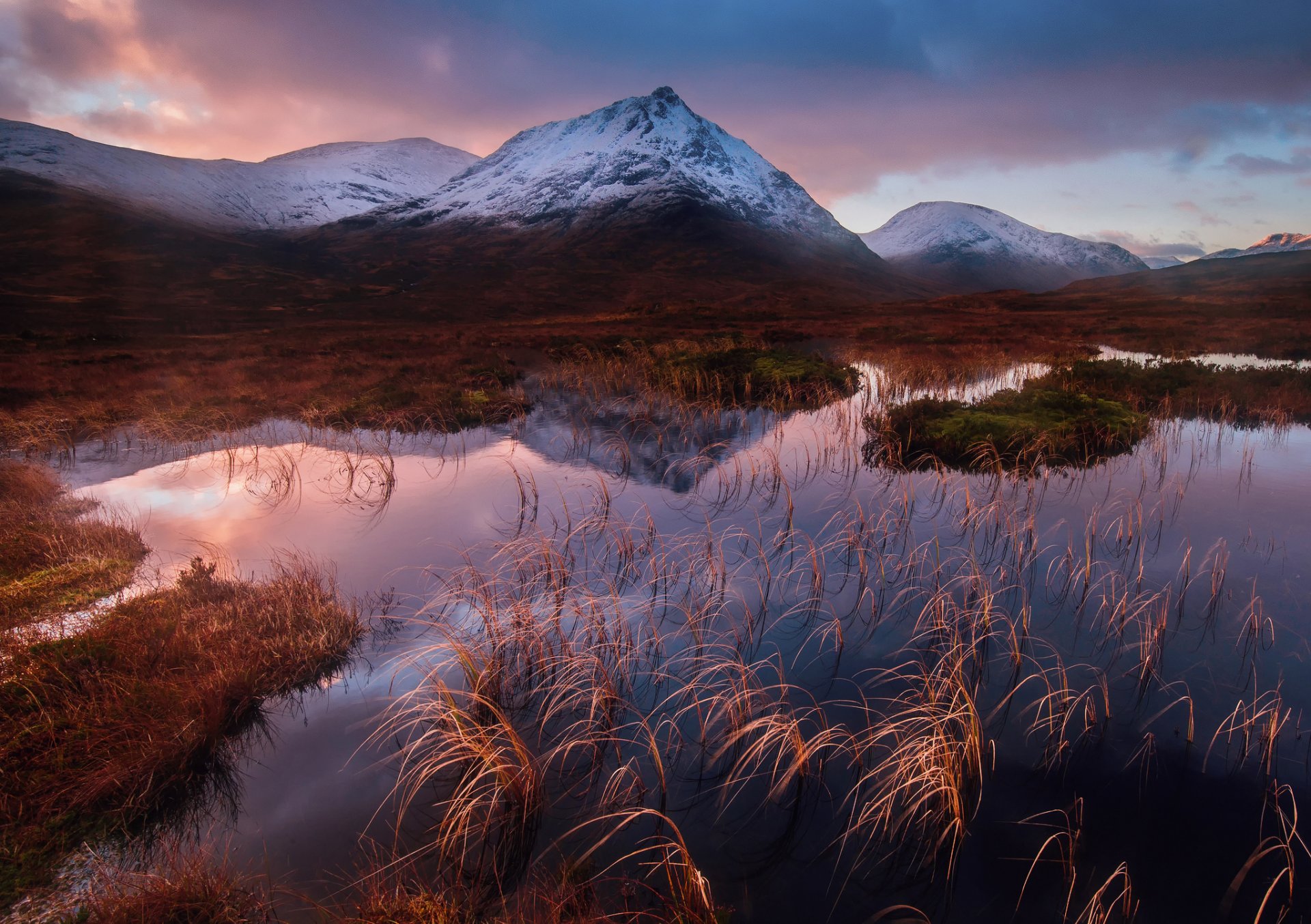 escocia southwest highland valle de glencoe invierno montañas hierba cielo nubes noche