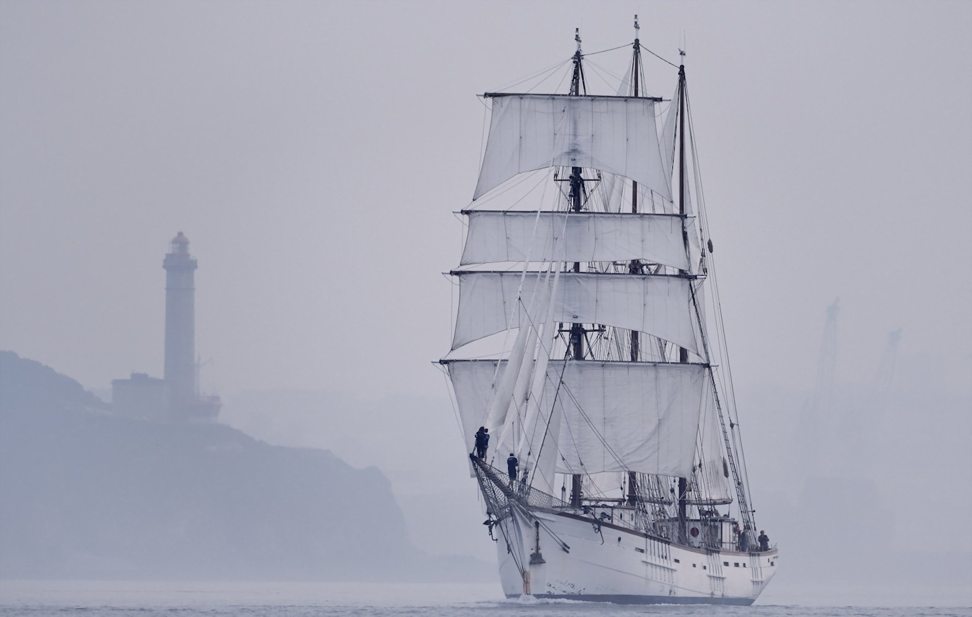 velero faro niebla mar paisaje