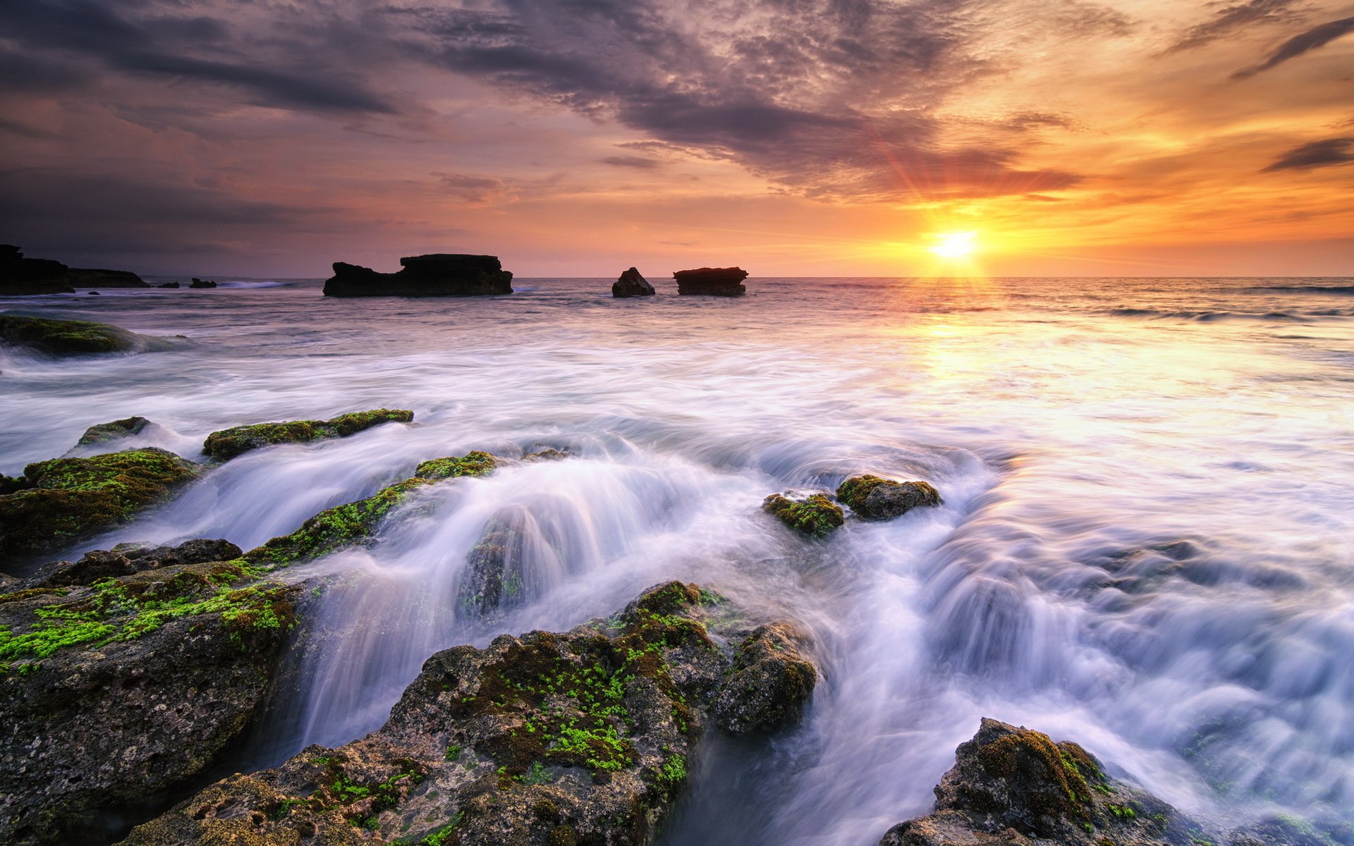 eine minute vor sonnenuntergang melasti strand bali indonesien