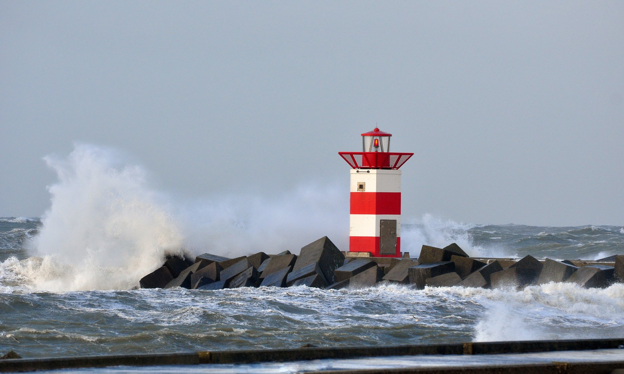 mer du nord tempête spit phare scheveningen pays-bas