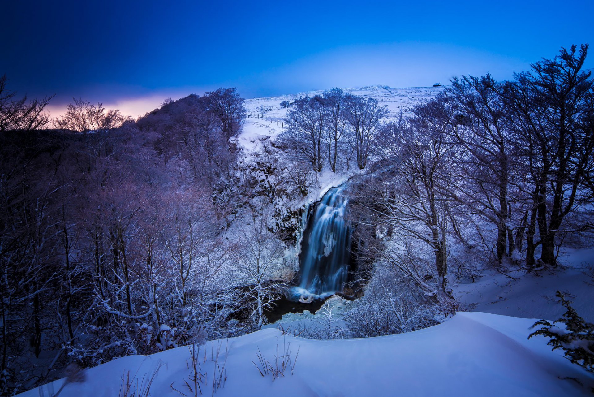 francia alvernia inverno neve montagne fiume cascata alberi natura paesaggio blu colore