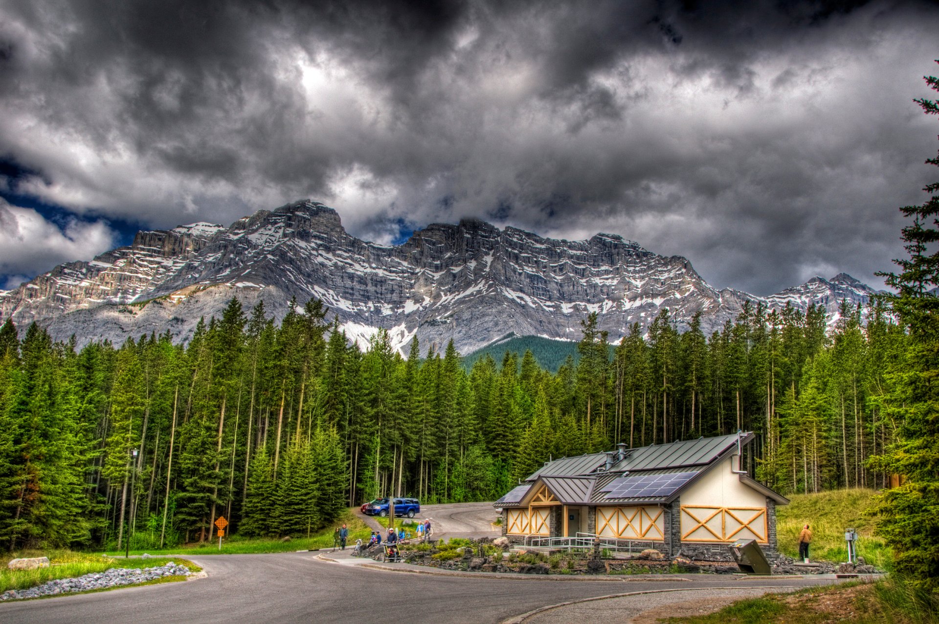 banif kanada himmel wolken berge wald haus menschen erholung bäume straße