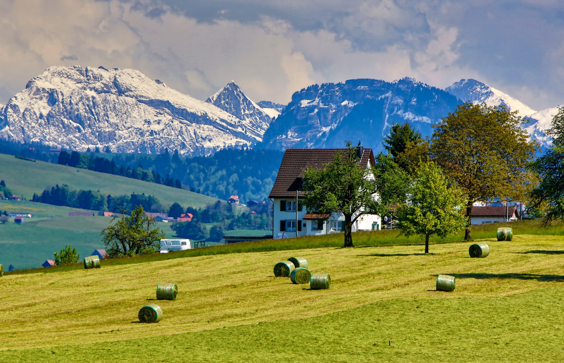 himmel wolken berge schnee haus hütte gras bäume feld