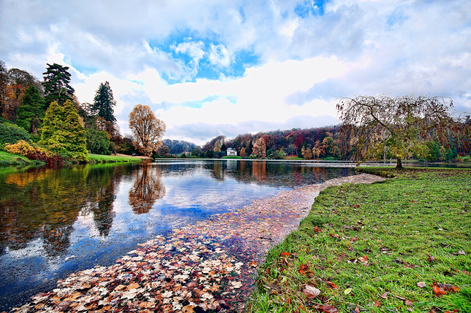 wiltshire angleterre ciel nuages arbres automne étang gazebo