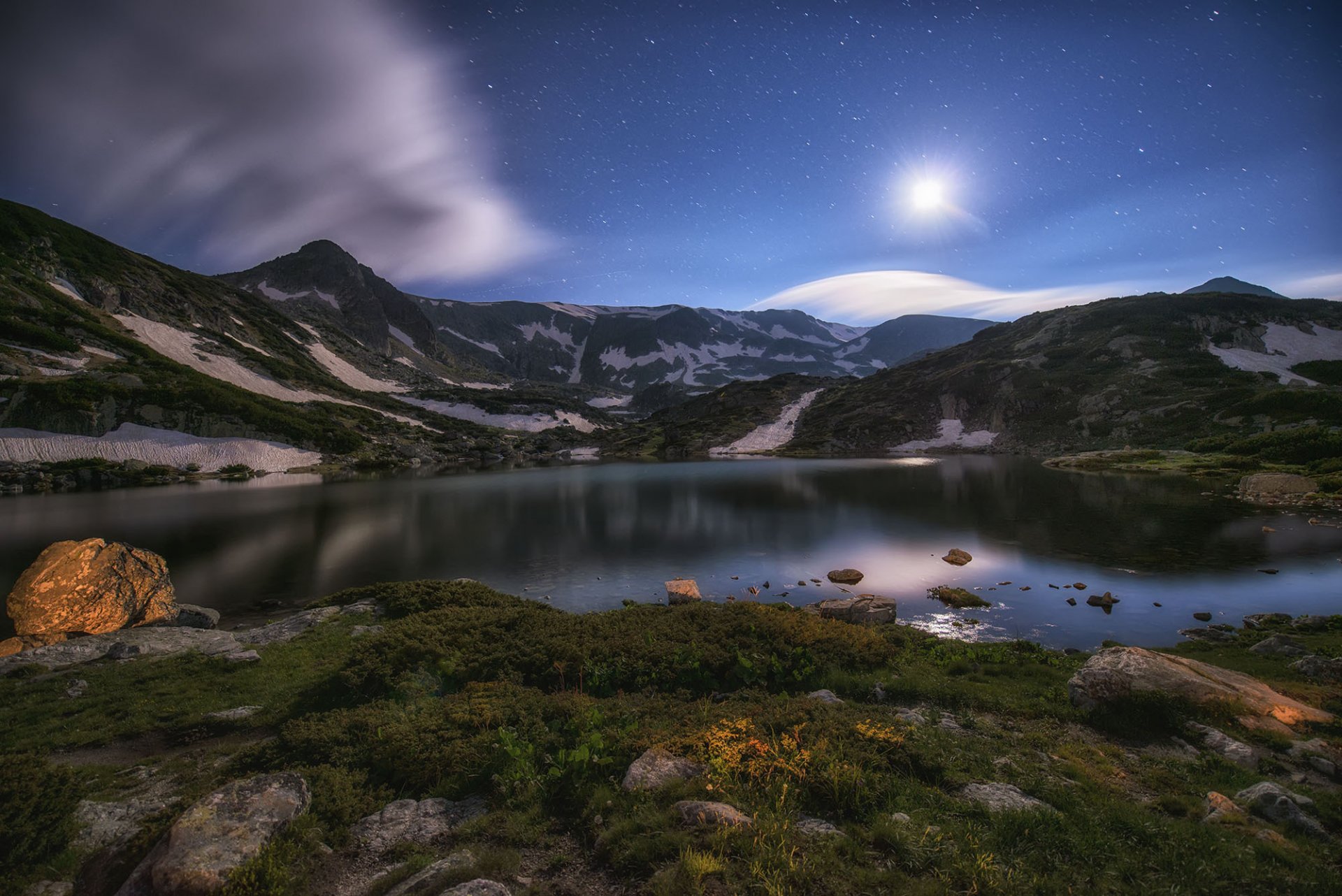 montañas lago noche luna estrellas