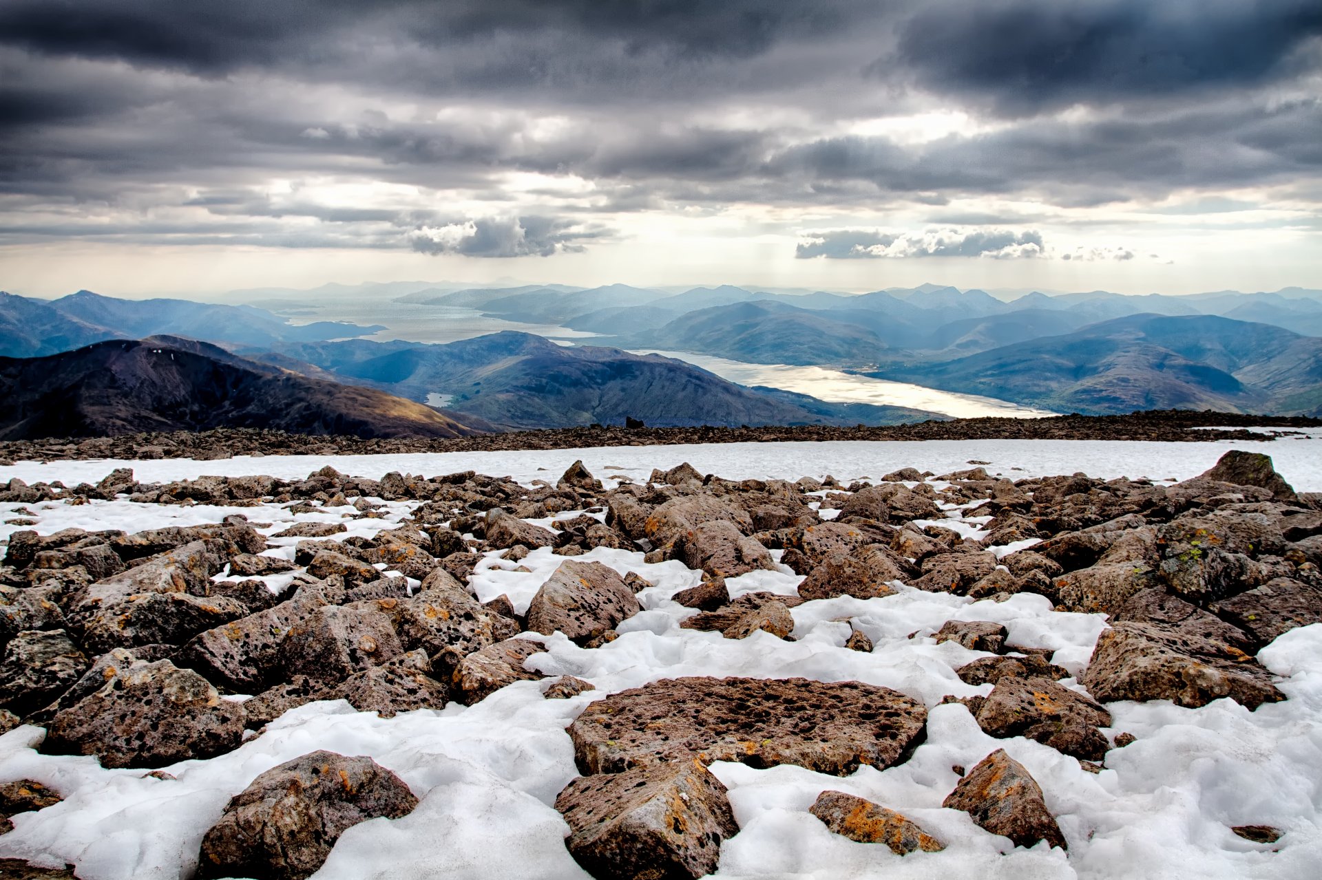 gipfel berg ben nevis grampian mountains schottland steine schnee seekessel himmel wolken strahlen ansicht