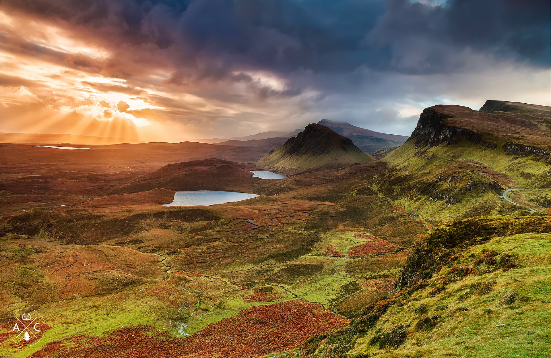 écosse île de skye région des highlands collines montagnes vallée soirée ciel nuages soleil rayons lumière