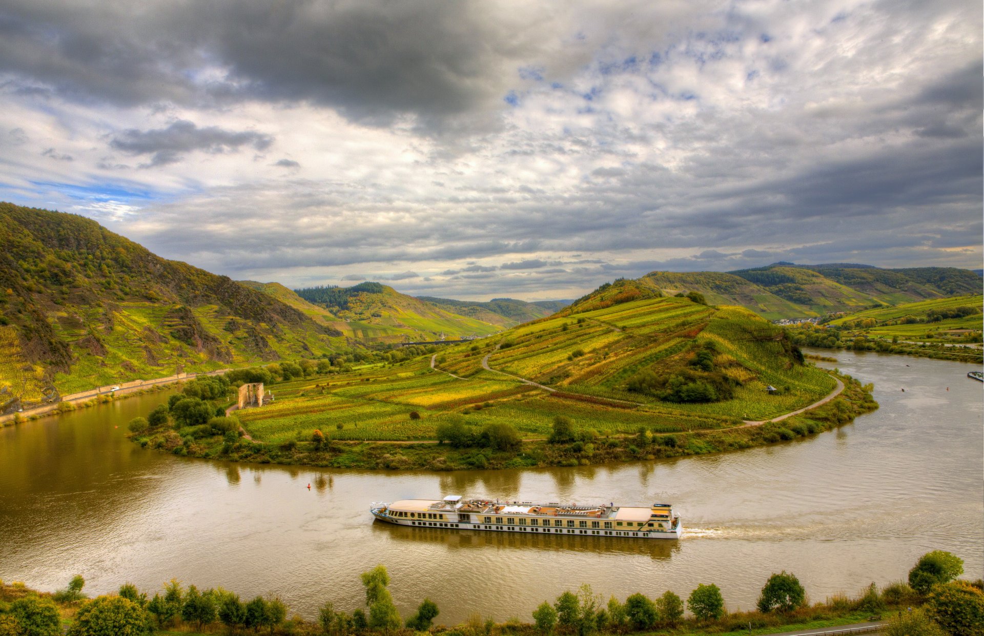 rivière allemagne montagnes ciel bateau paysage bremm nuages hdr nature