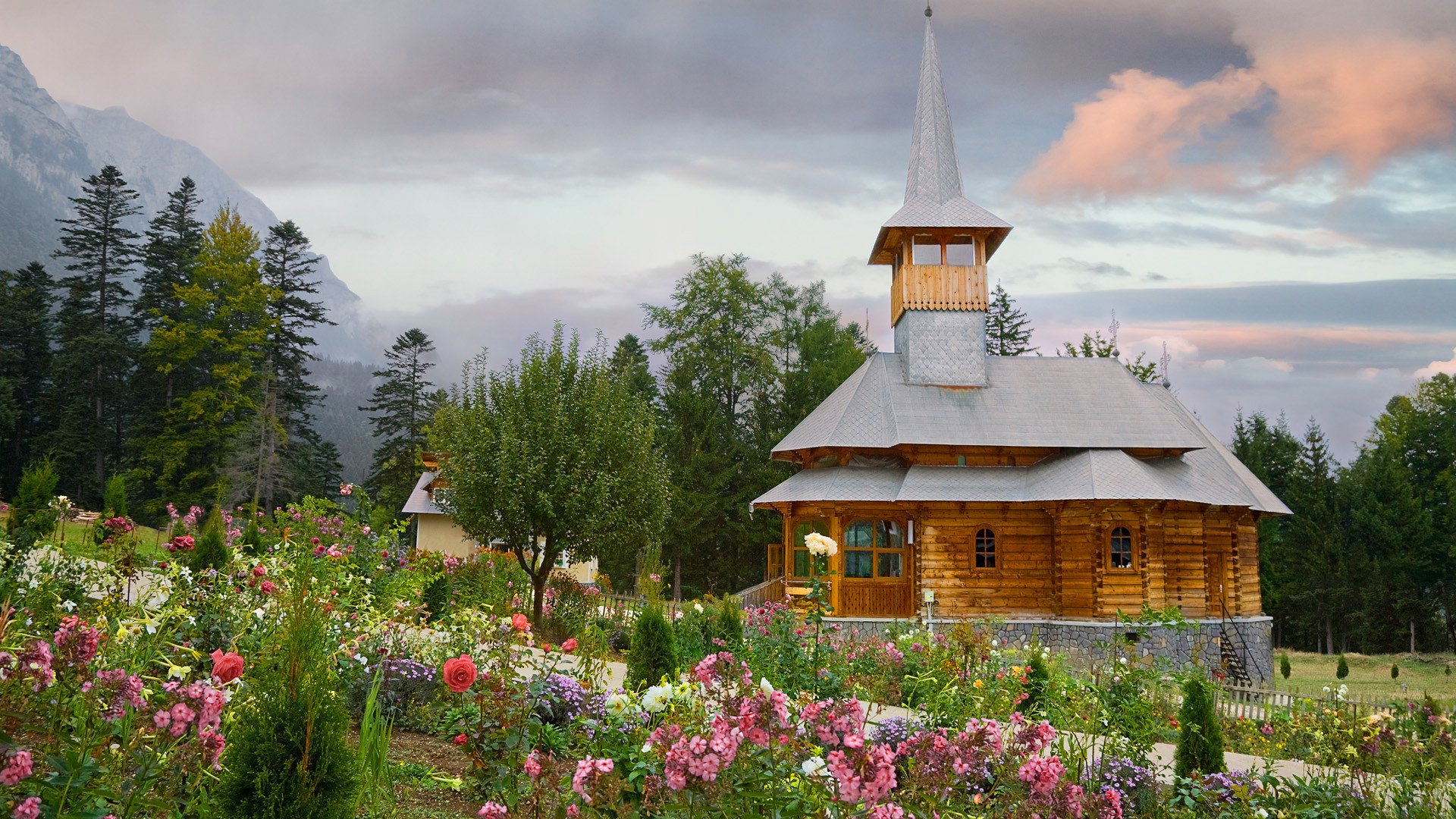 himmel wolken berge haus hof blumenbeet blumen bäume