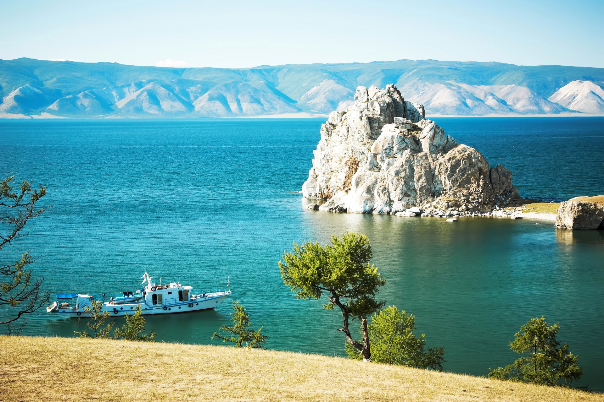 russie lac baïkal côte falaise rocher bateau