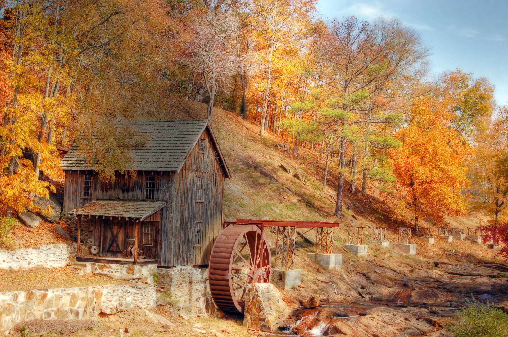 automne ruisseau vieux moulin arbres feuilles rouges et jaunes