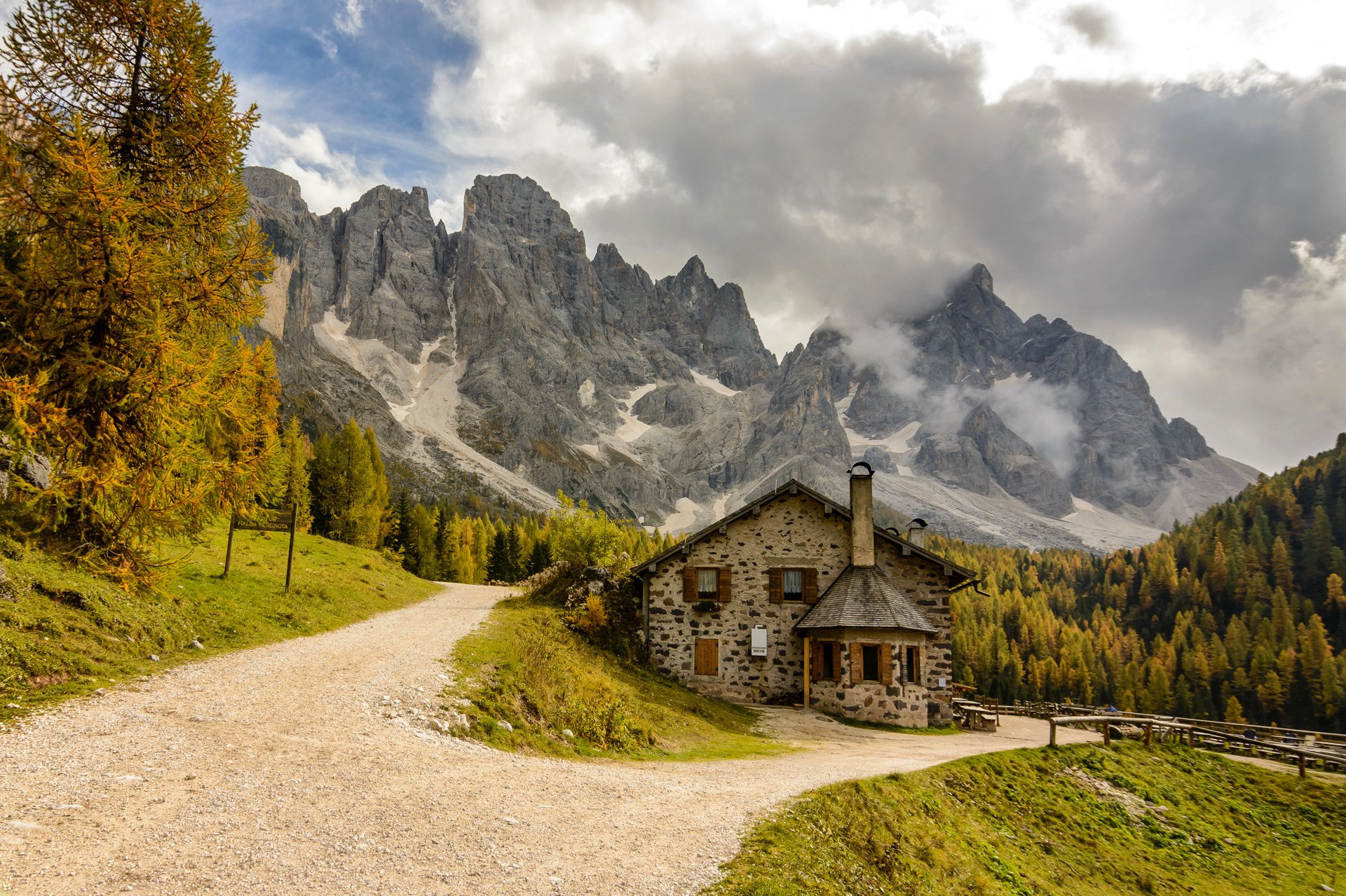 italien himmel wolken berge straße gabelung haus bäume