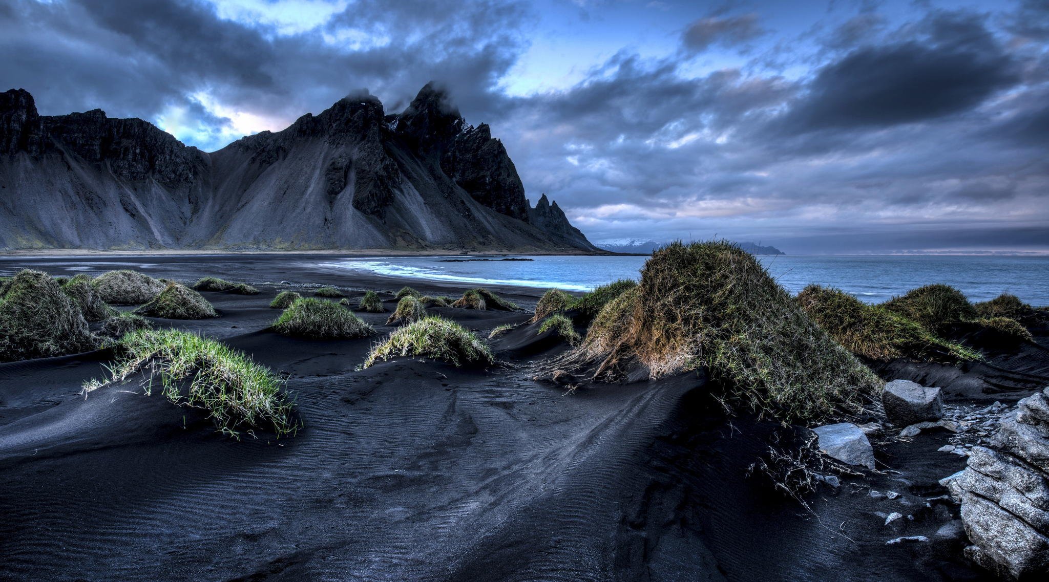 исландия vestrahorn stockksness горы черный песок море облака трава берег