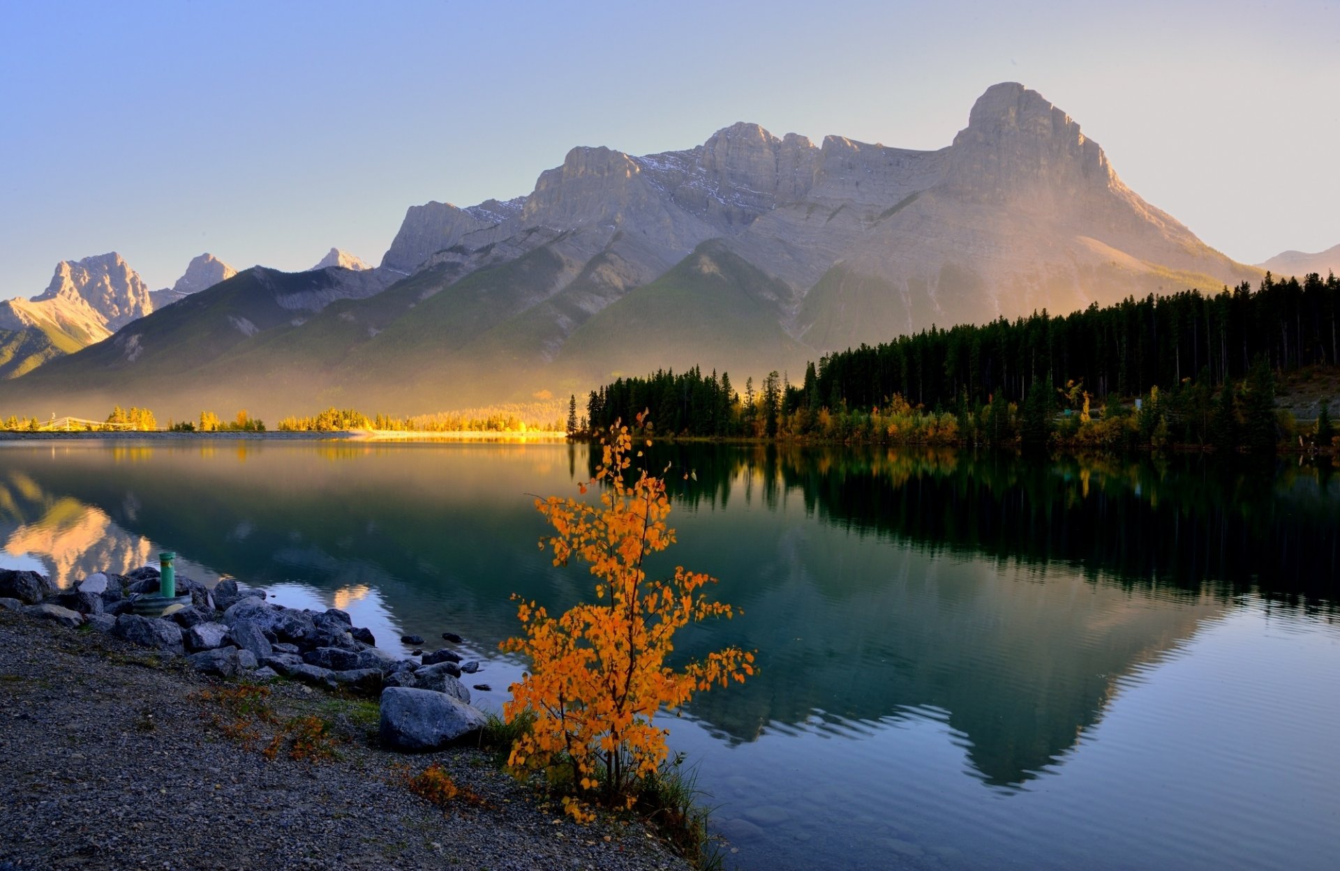 canadá canmore lago grassi lago montañas bosque árboles mañana neblina