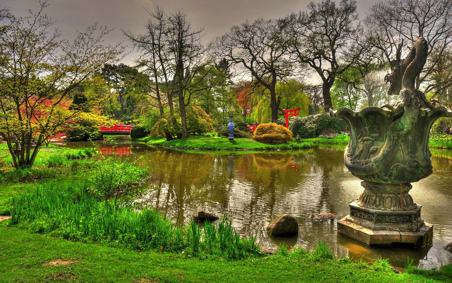 alemania hamburgo jardín japonés cielo estanque escultura flores hierba florero puente