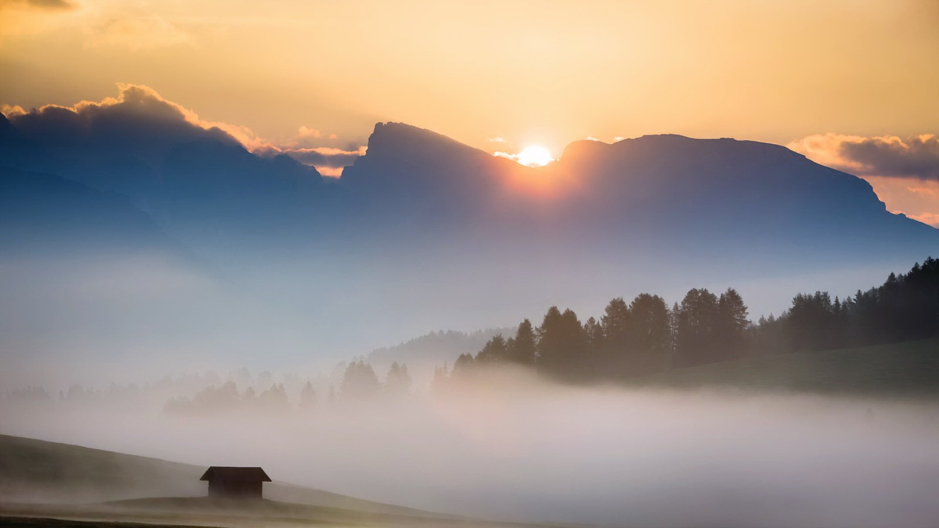 góry pole mgła rano krajobraz alpe di siussi dolomity włochy