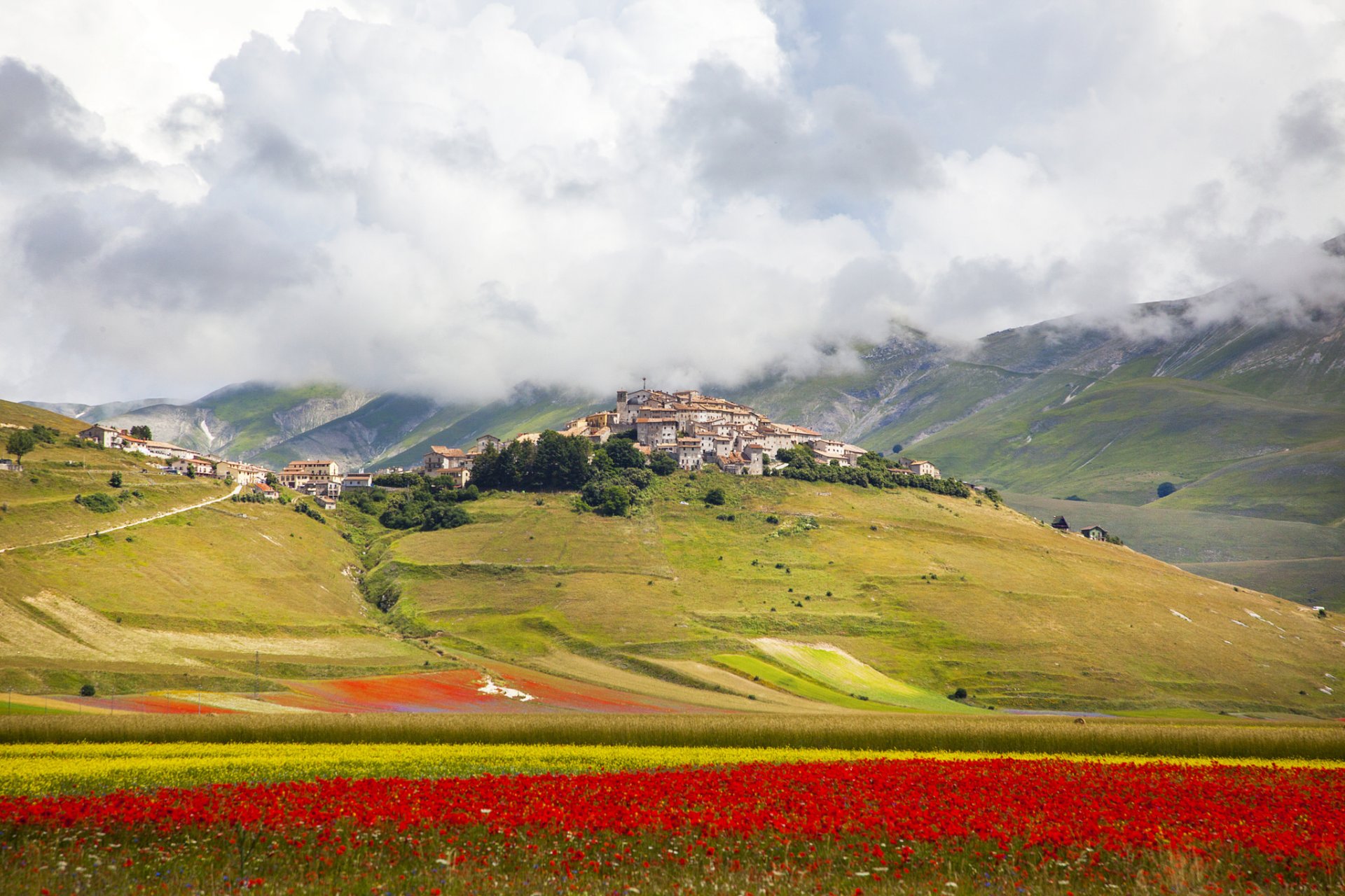 italie ciel nuages collines champ fleurs ville maisons