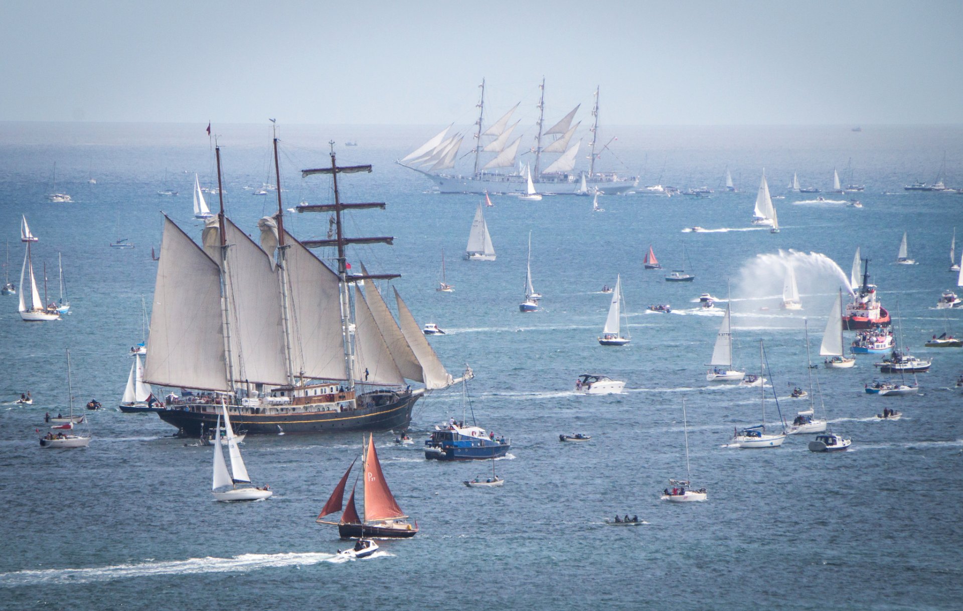 cielo mar barco velero barco yate regata desfile