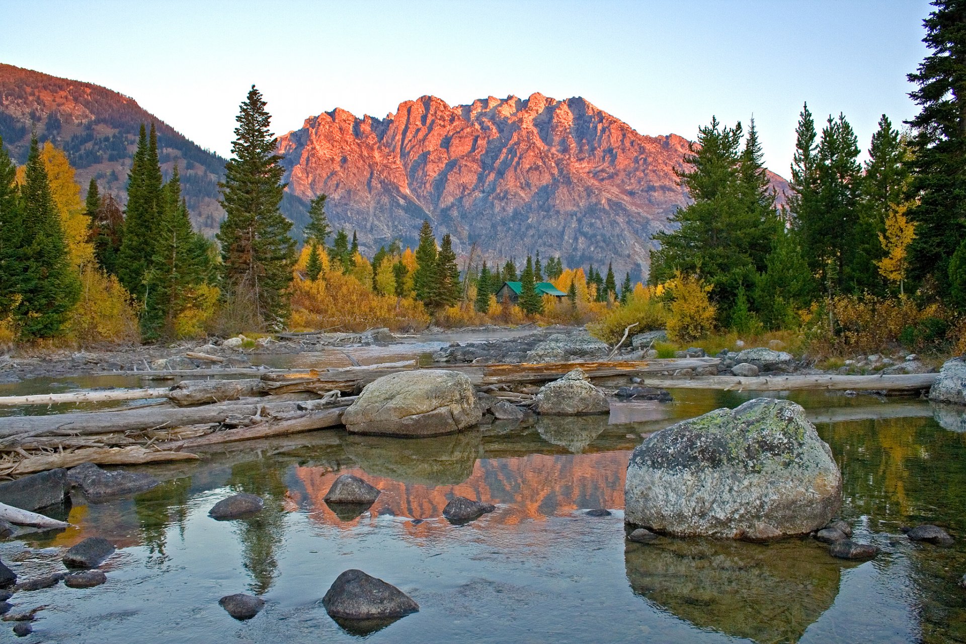 grand teton national park wyoming usa berge see steine reflexion bäume tanne himmel sonnenuntergang hütte herbst