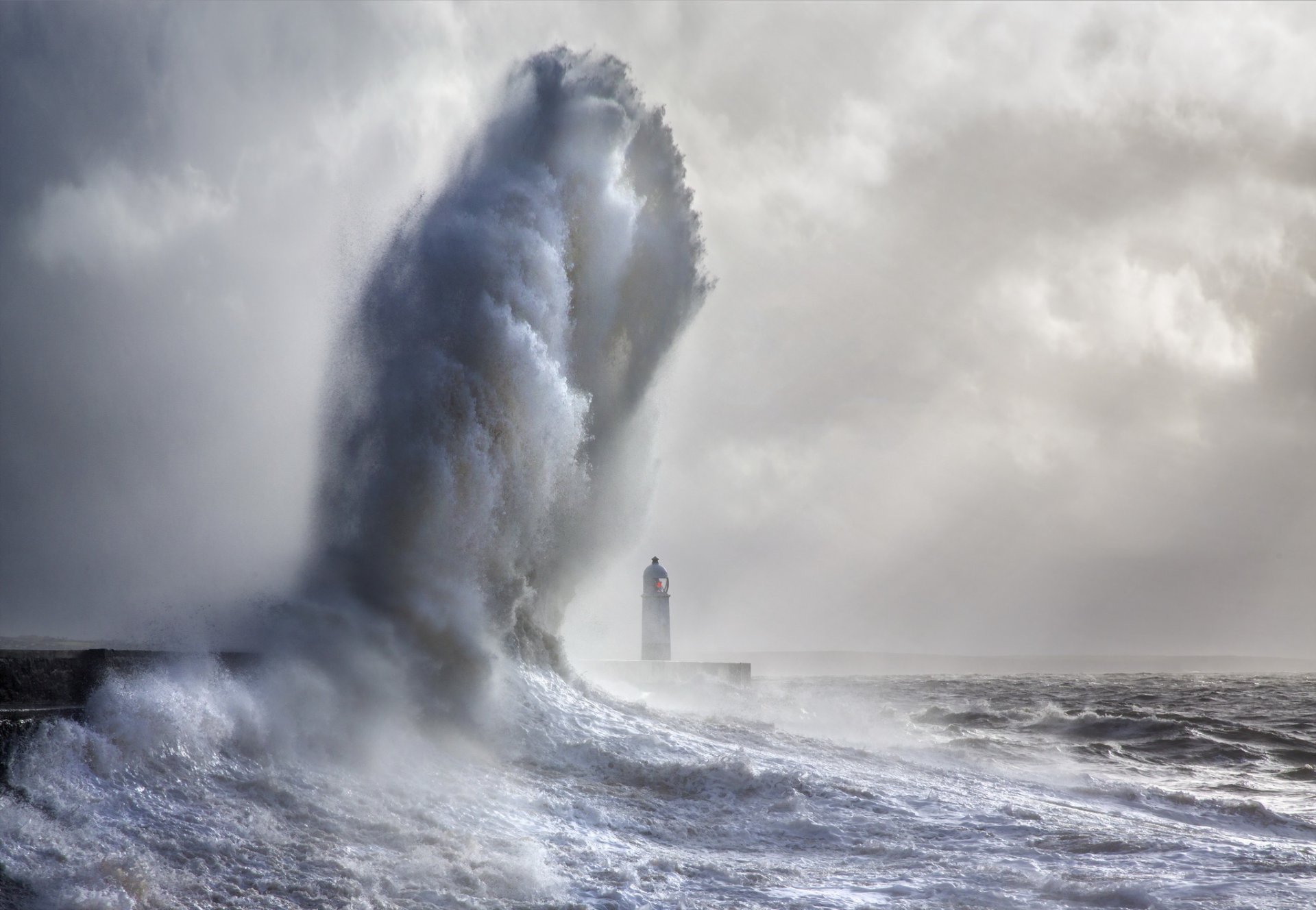 porthcawl latarnia morska gigantyczna fala krajobraz morze