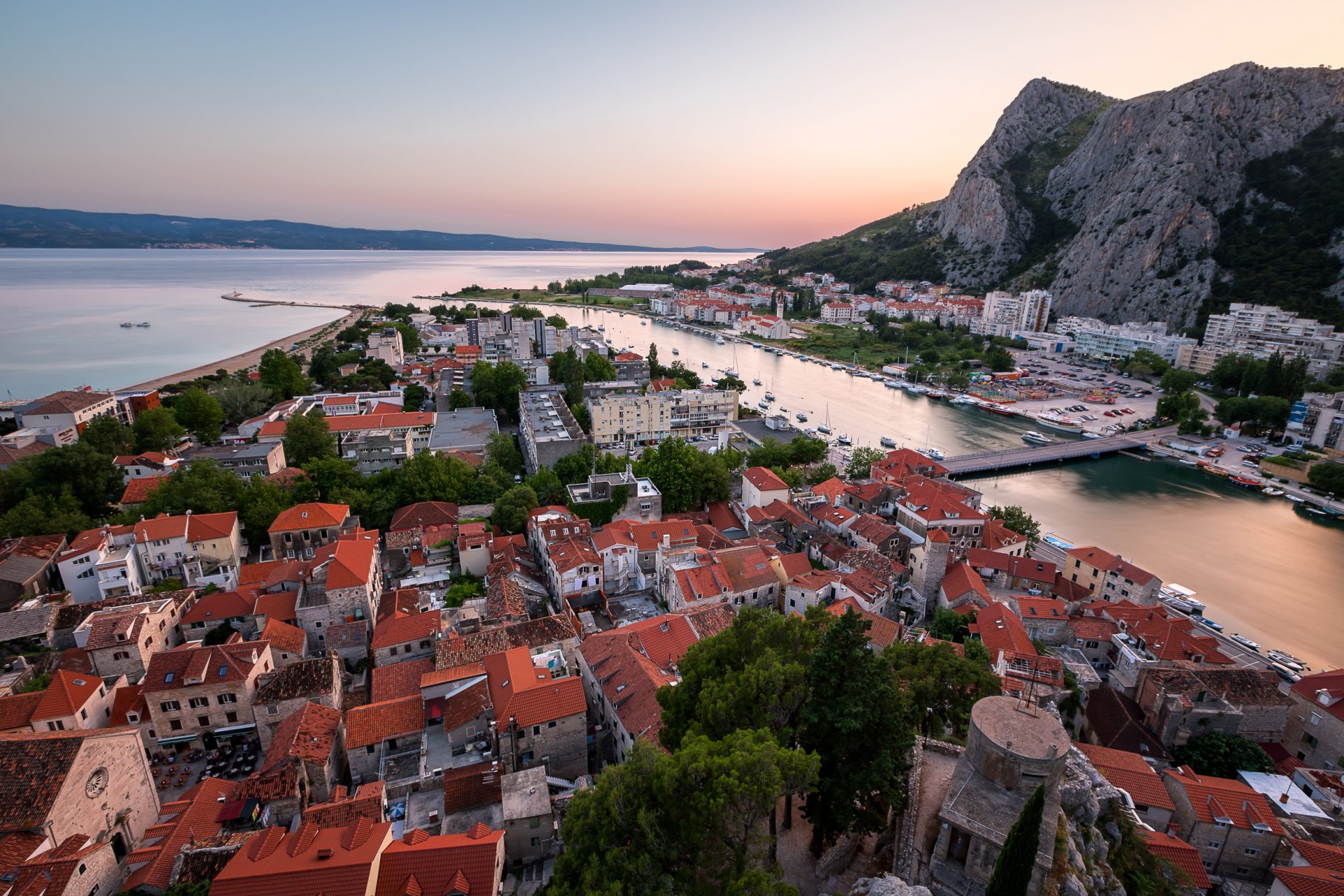 omiš croatie rivière cetina mer adriatique omiš rivière cetina panorama bâtiments montagnes