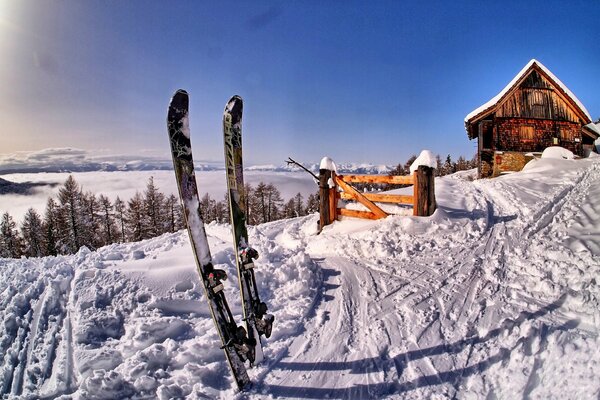 Ski, die bei Sonnenuntergang in Nizza in den weißen Schnee gesteckt werden