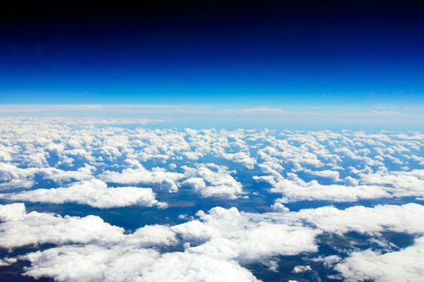 Vista dall aereo tra le nuvole bianche