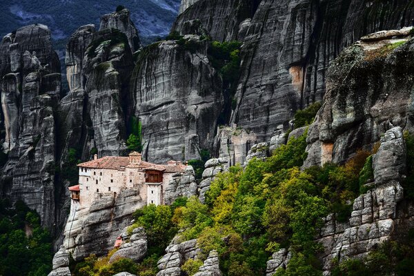 Maison sur un rocher avec un toit de briques