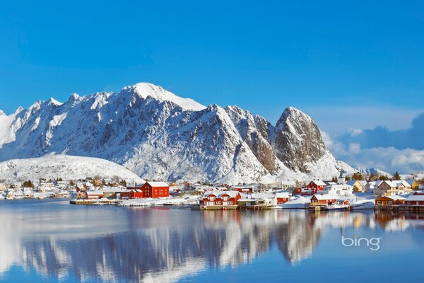 Ein Dorf in den schneebedeckten Bergen in Norwegen