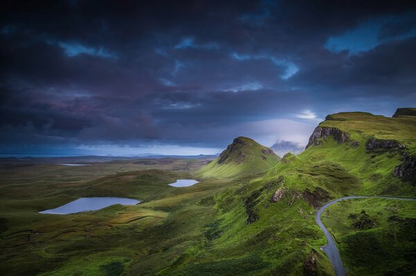 Crepúsculo. Escocia. Isla De Skye. Colinas verdes. Vasto espacio