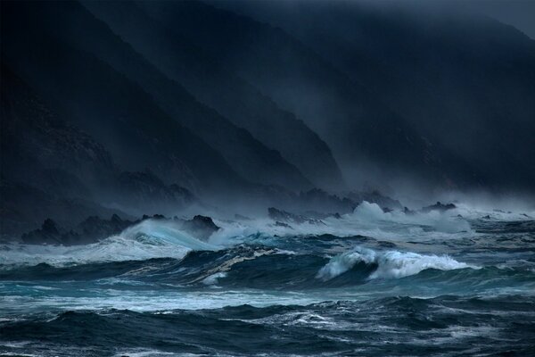 Grandes olas en el crepúsculo de la noche