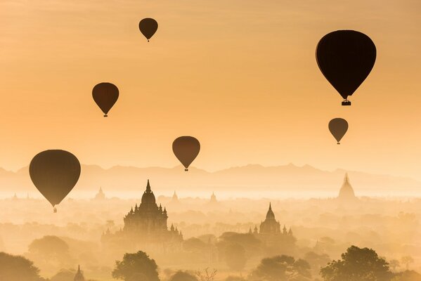 Vuelo de globos al atardecer sobre Myanmar