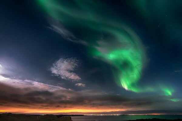 Paysage d un ciel illuminé par l éclat