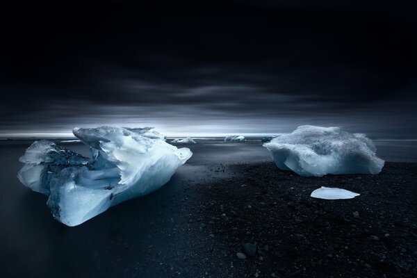 Eisscholle am Meer in der Dämmerung