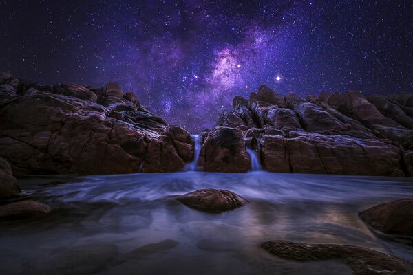 La vía láctea en el cielo nocturno contra el océano