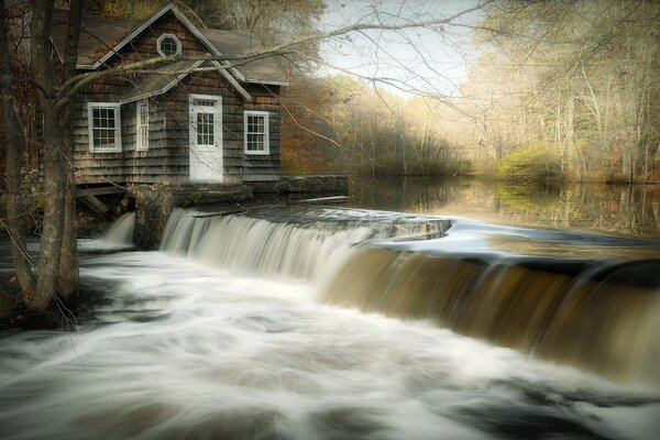 Cascada poco realista con una casa de campo con una puerta blanca