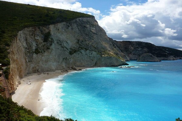 El mar de Grecia con rocas