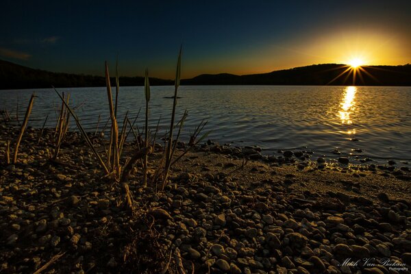 Bellissimo tramonto nel riflesso del Lago