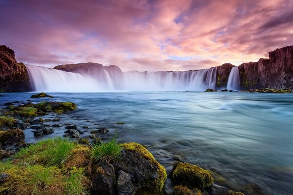 Schöne Landschaft mit Wasserfall in Island